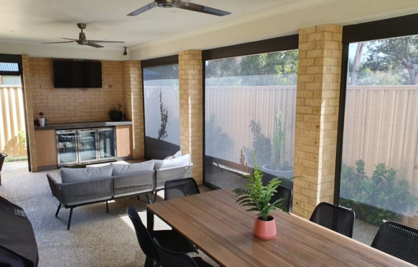 Outdoor patio with Ziptrak outdoor blinds